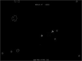 In game image of Asteroids Deluxe on the Arcade.