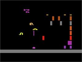 In game image of Worm War I on the Atari 8-bit.