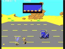 In game image of Road Runner on the Commodore 64.
