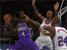 In game image of NBA Live 2004 on the Microsoft Xbox.