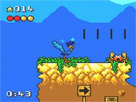 In game image of Desert Speedtrap starring Road Runner and Wile E. Coyote on the Sega Game Gear.
