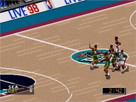 In game image of NBA Live '98 on the Sega Nomad.