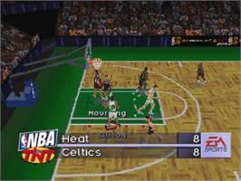In game image of NBA Live '97 on the Sega Saturn.