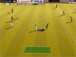 In game image of World League Soccer '98 on the Sega Saturn.