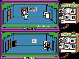 In game image of Spy Vs Spy on the Apple II.