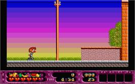 In game image of Rolling Ronny on the Atari ST.
