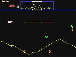 In game image of Defender (Atarisoft) on the Commodore 64.