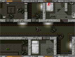 In game image of Alien Breed: Tower Assault on the Commodore Amiga CD32.