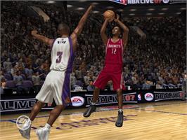 In game image of Nba Live 07 on the Microsoft Xbox.