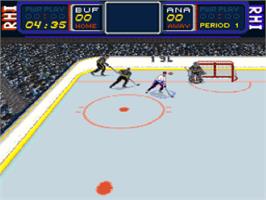 In game image of Rhi Roller Hockey '95 on the Nintendo SNES.