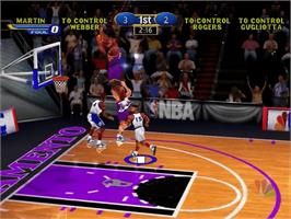 In game image of NBA Showtime: NBA on NBC on the Sega Dreamcast.