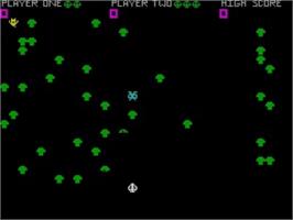 In game image of Spectipede on the Sinclair ZX Spectrum.